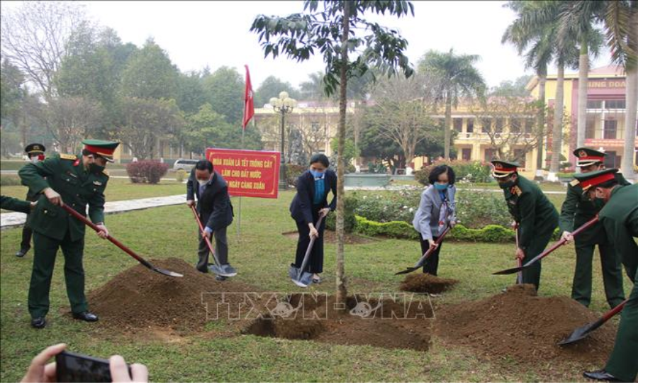 Đồng[-]chí[-]Trương[-]Thị[-]Mai[-]phát[-]động[-]Tết[-]trồng[-]cây[-]“Đời[-]đời[-]nhớ[-]ơn[-]Bác[-]Hồ”